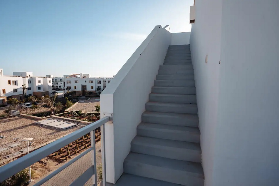 elgouna swanlake 4bed penthouse-staircase